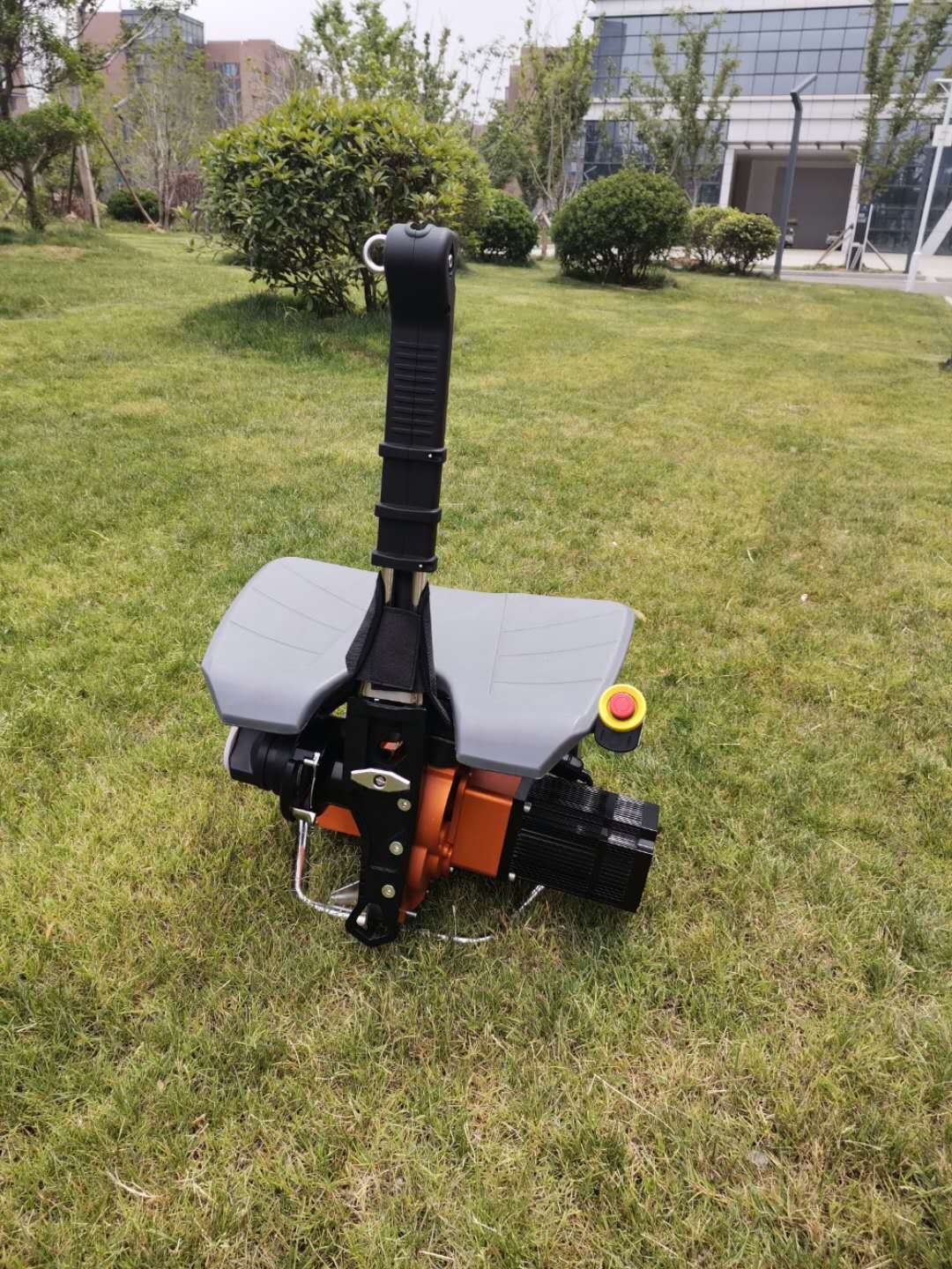 最危險(xiǎn)的救援，理應(yīng)有更安全的裝備，座椅式自動(dòng)升降機(jī)電動(dòng)上升器，專為高層救援，風(fēng)電作業(yè)設(shè)計(jì)