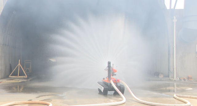 昭通首輛消防滅火機(jī)器人在昭陽區(qū)“上崗”凌天智能提供